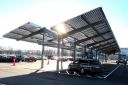 Solarcarport für Großparkplatz mit versetzten Dächern © ClickCon GmbH