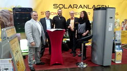 Sonnenplaner-Messeteam mit Mr. Tesvolt