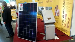 Ein echter Hingucker ist unser bifaziales Modul von LG - Schafft in der Spitze angeblich 375 Watt. Gleich daneben ein kleiner aber feiner Niedervoltspeicher ebenfalls von LG - lieferbar ab Mitte April