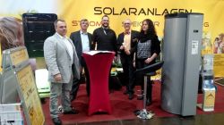 Sonnenplaner-Messeteam mit Mr. Tesvolt