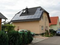 Die bisher aufgrund Verschattung durch den Schornstein unbelegte Dachfläche kann nun dank Leistungsoptimierer nachträglich sinnvoll ergänzt werden