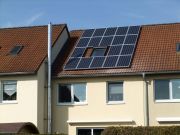 Mit Leistungsoptimierer ausgestattete PV-Anlage - die Verschattung durch den Schornstein und den angrenzenden Giebel wirkt sich nur minimal auf den Solarertrag aus